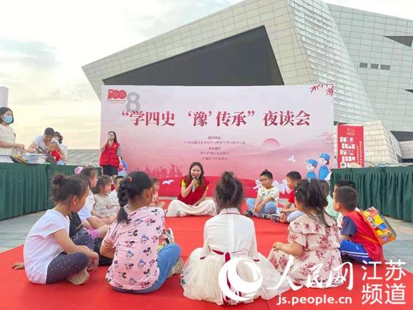 莉莉·柯林斯新戏造型似公主，你认为她最适合怎样的穿搭？游戏画面